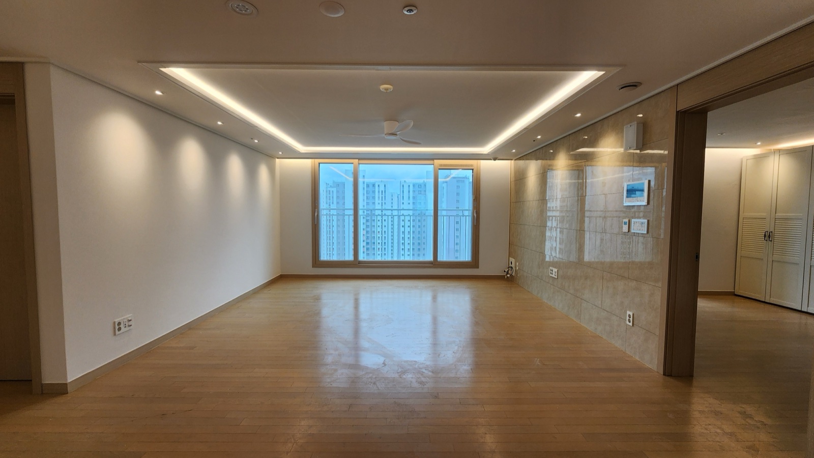 미사강변동일하이빌 34평 거실 전경 우물천장 간접조명 시공