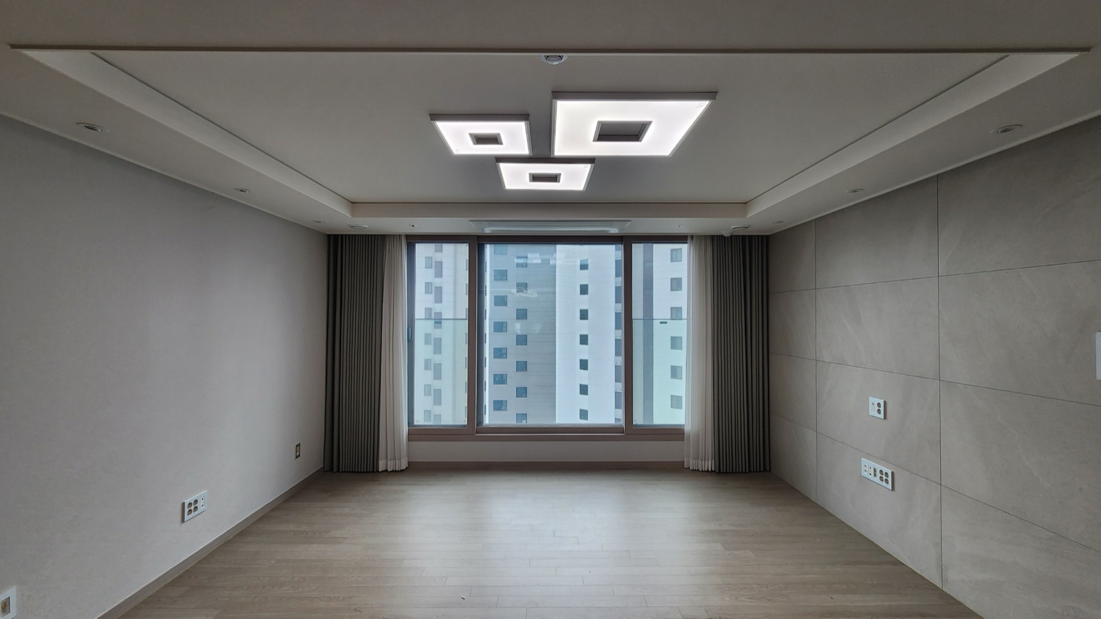판교 제일풍경채 어바니티 7단지 84A 거실 우물천장 조명과 포세린 아트월 시공