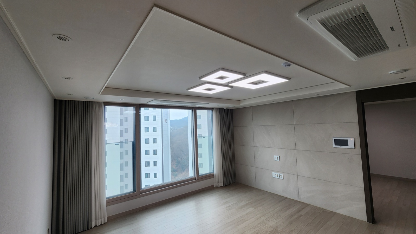 판교 제일풍경채 어바니티 7단지 84A 거실 포세린 아트월과 우물천장 조명 시공