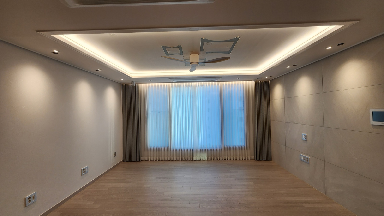 판교 제일풍경채 어바니티 7단지 84A 거실 우물천장 간접조명과 실링팬 시공